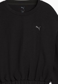 Sort langærmet Puma sweatshirt med rund hals, elastisk talje og lille Puma-logo på venstre bryst.
