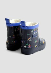 Botas de lluvia de goma negras con ribete azul, interior forrado, patrón que presenta vehículos de construcción y tiradores en los talones para facilitar su uso.