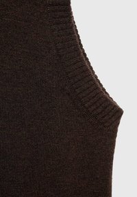 Temno rjava pletena brezrokavnik s rebrastim izrezom in armhole, ki prikazuje mehak, teksturiran material.