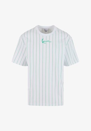 Hvid t-shirt med korte ærmer og grønne lodrette striber samt et matchende broderet logo på brystet. Rund hals, afslappet pasform.