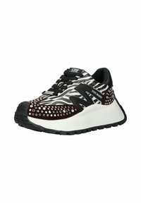 Sneakers mit einem schwarz-weißen Zebramuster, verziert mit silbernen Nieten, einer strukturierten burgunderfarbenen Zehenkappe und einer weißen Sohle. Schwarze Schnürsenkel.