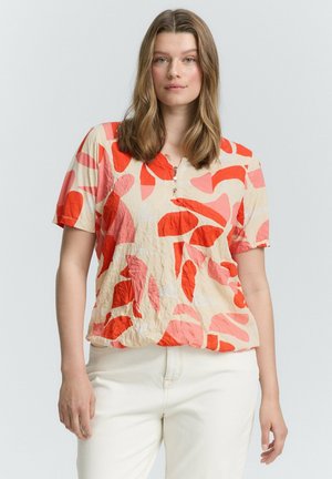Chemise à manches courtes en tissu léger avec des motifs abstraits de feuilles rouges et roses sur fond beige ; présente un col boutonné.