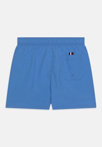 Costumi da bagno blu con cintura elastica, tasca posteriore e una piccola striscia multicolore come dettaglio. Realizzati in tessuto leggero e morbido.