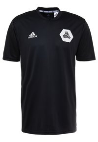 Camiseta atlética negra hecha de un tejido transpirable, con un logo hexagonal blanco en el lado izquierdo del pecho y la marca blanca de Adidas en el lado derecho.