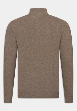 Brauner, langärmeliger Pullover mit Stehkragen. Hergestellt aus einem glatten, strukturierten Stoff und mit geradem Schnitt. Keine Muster oder Akzente sichtbar.
