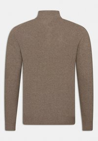 Maglione marrone a maniche lunghe con collo alto. Texture morbida e design aderente, senza loghi o motivi visibili sul retro.