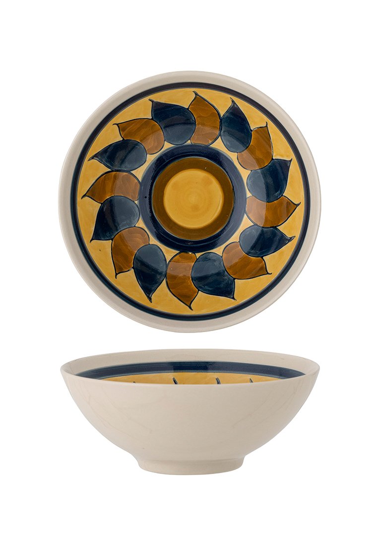 Keramische kom met een geel en blauw bladpatroon, ronde vorm, gladde textuur en een lichtgekleurde basis. Diepte: ondiep.