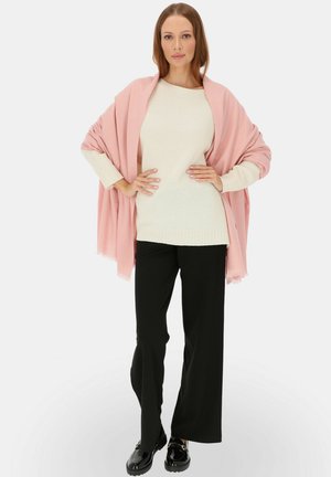 Jasnoróżowy szal narzucony na kremowy sweter, w połączeniu z czarnymi spodniami szerokimi u dołu i błyszczącymi czarnymi butami, minimalistyczny design, miękkie tekstury.