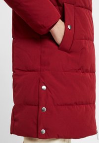 Esprit Abrigo de invierno - dark red