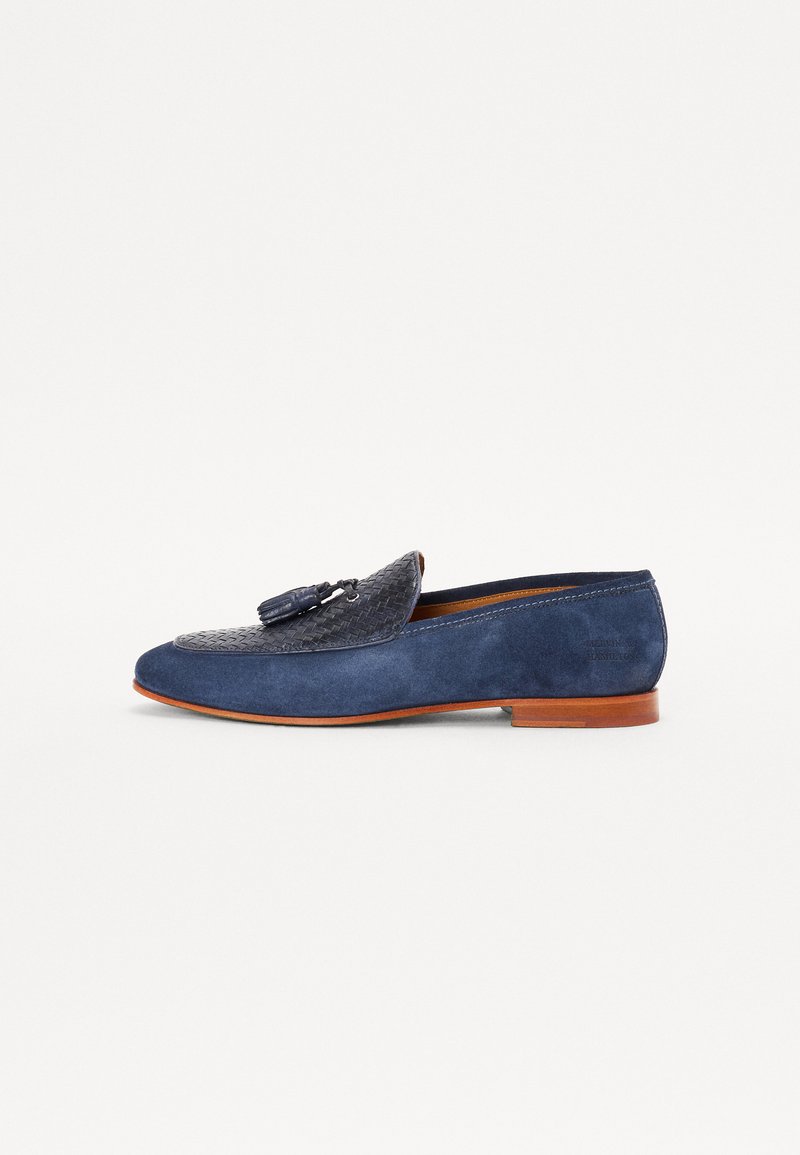 Mocassino blu navy con pannello in pelle intrecciata e decorazione a nappina. Presenta una tomaia in suede e una suola in pelle con tacco basso.