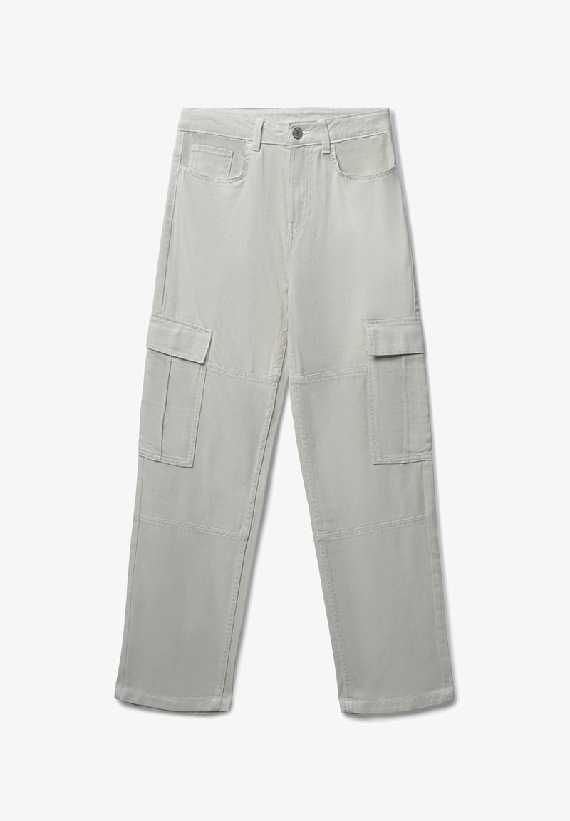 Jasnoszare spodnie cargo wykonane z bawełny, o prostym kroju nogawki. Posiadają wiele kieszeni i widoczne detale szycia.