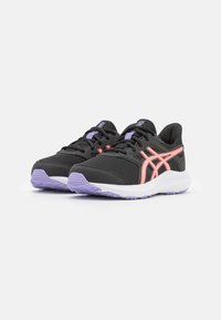 Chaussures de sport noires avec des accents roses, tige en mesh, lacets violets et semelle blanche. Présente une surface texturée et un design sportif.