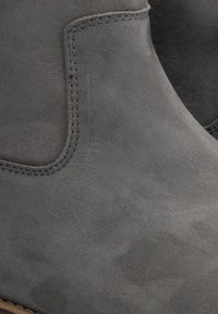 Šedé kožené kotníkové boty s hladkou texturou, jemným leskem, elastickými bočními panely a zesíleným švem podél švů.