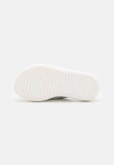 Semelle de chaussure en caoutchouc blanc avec un motif texturé et nervuré. Présente un bord arrondi lisse et une petite empreinte de logo.