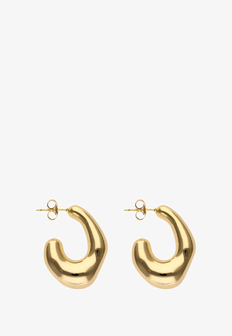 Guld hoop øreringe med et glat, buet design. De har en poleret overflade og lukkes med en stift og sommerfuglskræmmer.