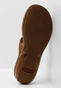 Semelle de chaussure marron avec motif antidérapant texturé, taille 37 marquée, et logo rouge "rieker" près du talon, présenté sur fond blanc.