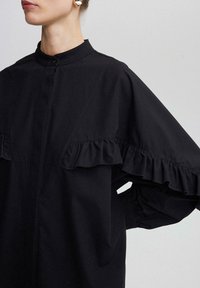 Touché Privé FRILL DETAILED - Gombos blúz - black