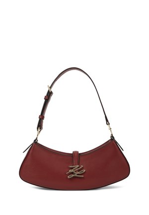 Petit sac à main en cuir rouge foncé en forme de croissant avec sangle réglable et détail du logo en métal doré au centre avant.