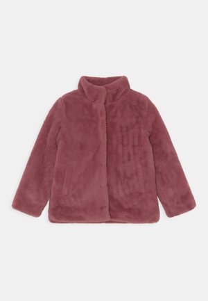 Zachte, pluizige faux fur jas in poederroze met lange mouwen, opstaande kraag, steekzakken aan de voorkant en verborgen sluiting, plat neergelegd op een witte achtergrond.