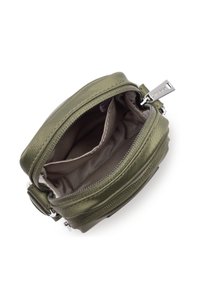 Borsa in nylon verde oliva con finitura texturizzata; dotata di chiusura con zip e interno non foderato con tasca. Apertura con zip per un facile accesso.