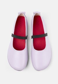 Bailarinas de cuero lavanda con puntera redonda, correa elástica negra en el empeine y plantilla roja. Textura suave con un diseño minimalista.