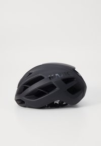 Casque de cyclisme noir avec un design aérodynamique, plusieurs fentes de ventilation et le logo de la marque. Fabriqué en matériau léger, texture lisse.
