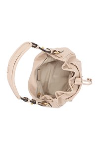 Borsa a mano in morbida pelle beige con parte superiore arricciata, dettagli in pelle scura, hardware dorato e interno foderato. Presenta una sola tracolla.