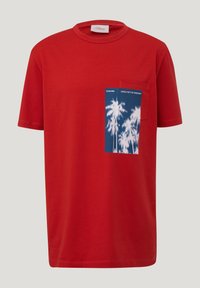 Rode katoenen t-shirt met een ronde hals, voorzien van een blauwe grafische zakontwerp met palmbomen en tekst, korte mouwen en een rechte zoom.