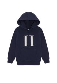 Μπλε σκούρο φούτερ με κουκούλα, μακριά μανίκια και τ σέπη μπροστά, με μεγάλο λευκό ρωμαϊκό αριθμό II στο στήθος.