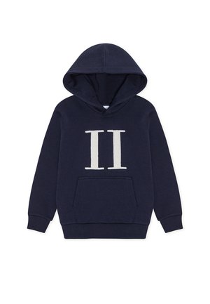 Μπλε σκούρο φούτερ με κουκούλα, μακριά μανίκια και τσέπη μπροστά, με μεγάλο λευκό ρωμαϊκό αριθμό II στο στήθος.
