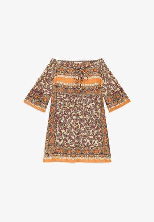 Tunica in stile boho con maniche a tre quarti, motivo paisley e floreale arancione e marrone, scollo con lacci e bordi decorativi a righe.