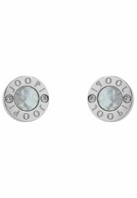 Runda silverörhängen med en central iriserande ädelsten, graverad "JOOP!" runt kanten, med två små klara kristaller.