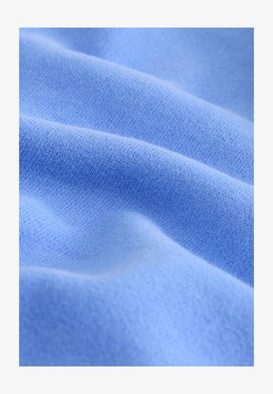 Pehme sinine kergest kangast materjal, millel on siledapind ja tagasihoidlikud toonierinevused ning peenike kudumismuster.