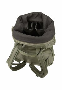 Zaino in pelle verde con rivestimento in tessuto nero, chiusura con zip e spallacci regolabili. Presenta un'apertura morbida e tubolare e scomparti interni.