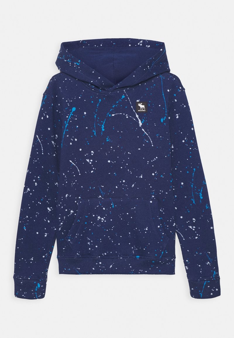 Granatowa bluza z kapturem z nadrukiem w białe i jasnoniebieskie plamy. Zawiera przednią kieszeń i ściągacze przy mankietach.