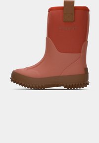 Barnens gummistövlar till mitten av vaden i korall och brunt med texturerad sula och läderdragrem, märkt "bisgaard" på ovandelen och häl.