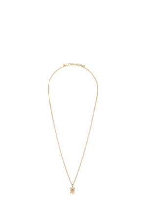 Fin guldkæde med en lille skildpaddeformet vedhæng med indviklede detaljer.