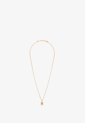 Fin guldkæde med en lille skildpaddeformet vedhæng med indviklede detaljer.