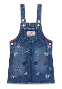 Niebieska sukienka ogrodniczka z denimu, ozdobiona haftowanymi kokardkami w czerwonym i białym kolorze, z regulowanymi ramiączkami, przednią kieszenią oraz oznaczoną metką.