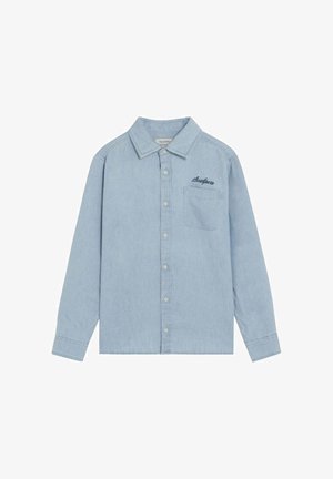 Camisa vaquera azul claro con botones, manga larga, cuello, bolsillo en el pecho y "Scalpers" bordado sobre el bolsillo en el lado izquierdo.