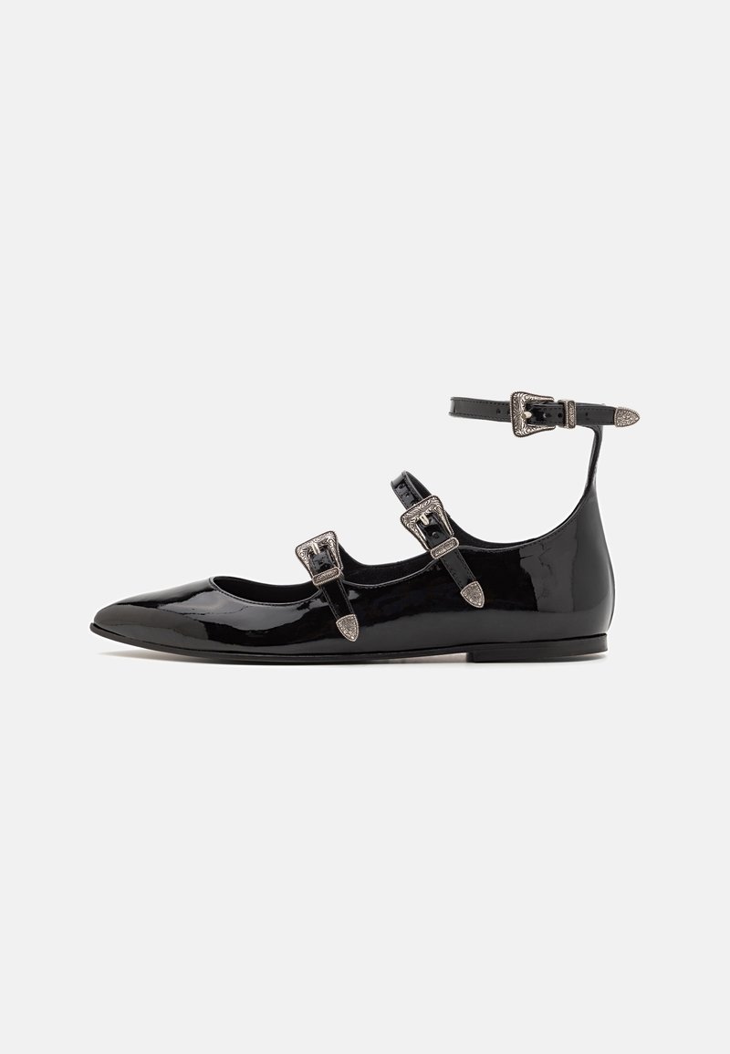 Chaussures plates en cuir verni noir avec un bout pointu, dotées de deux brides à boucles et d'une bride à la cheville avec une boucle argentée décorative.