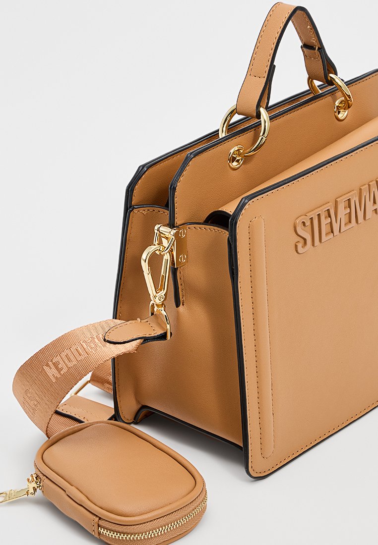 Brązowa torebka z sztucznej skóry z złotymi akcentami, z uchwytami u góry i odpinanym paskiem. Zawiera małą zapinaną na zamek torebkę w dopasowanym kolorze.