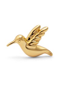 Figurita de colibrí chapada en oro con alas detalladas, textura suave y un cuerpo elegante y curvado, descansando sobre un fondo blanco.