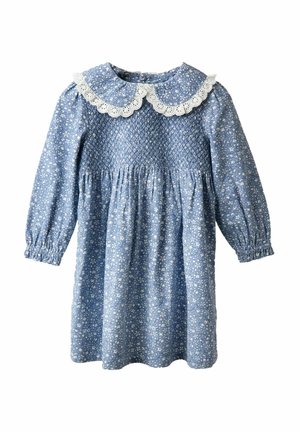 Blå blommig klänning med smockad bodice, långa puffärmar och en vit scallopkrage. Tyget har ett fint blommönster.