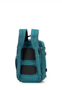 Turkusowy plecak z wyściełanymi, regulowanymi szelkami, siateczkowym panelem tylnym i przednią kieszenią na zamek. Posiada wzmocnioną dolną część oraz boczne zapięcia na sznurek.