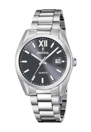 Strieborné kovové hodinky Festina na quartzový mechanizmus s čiernym ciferníkom, rímskym číslom XII, dátumovým okienkom na pozícii 3 hodín a svietiacimi hodinovými značkami a ručičkami.