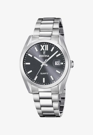 Strieborné kovové hodinky Festina na quartzový mechanizmus s čiernym ciferníkom, rímskym číslom XII, dátumovým okienkom na pozícii 3 hodín a svietiacimi hodinovými značkami a ručičkami.