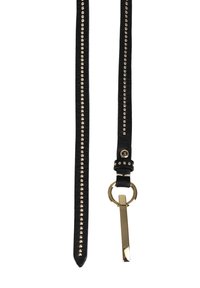 Cinturón de cuero negro que presenta una fila de tachuelas metálicas y una hebilla en tono dorado con una barra rectangular. Textura suave y diseño plano.