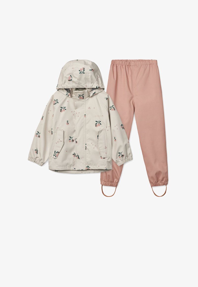 Ljusbeige regnjacka med blommönster, huva och framfickor, kombinerad med rosa byxor med elastisk midja. Slät textur, vattentätt material.