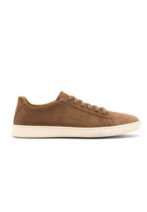 Braune Wildledersneaker mit niedrigem Profil, runder Spitze, einfarbigen Schnürsenkeln und einer strukturierten, cremefarbenen Gummisohle. Glattes Innenfutter sichtbar.